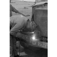 Soudures sur des véhicules, ici le camion immatriculé WH 792 646.