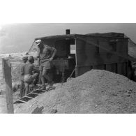 En Afrique, un gros plan sur une unité de maintenance (Werkstatt Kompanie) qui s'occupe des motocyclettes et des camions.