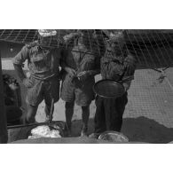 En Afrique, un gros plan sur une unité de maintenance (Werkstatt Kompanie) qui s'occupe des motocyclettes et des camions.