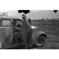 En Afrique, un gros plan sur une unité de maintenance (Werkstatt Kompanie) qui s'occupe des motocyclettes et des camions.