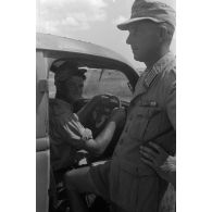 En Afrique, un gros plan sur une unité de maintenance (Werkstatt Kompanie) qui s'occupe des motocyclettes et des camions.