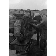En Afrique, au sein d'une unité de maintenance (Werkstatt Kompanie), la maintenance de motocyclettes BMW qui semblent déjà bien éprouvées par le désert et les conditions climatiques.