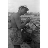 En Afrique, au sein d'une unité de maintenance (Werkstatt Kompanie), la maintenance de motocyclettes BMW qui semblent déjà bien éprouvées par le désert et les conditions climatiques.