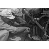En Afrique, au sein d'une unité de maintenance (Werkstatt Kompanie), la maintenance de motocyclettes BMW qui semblent déjà bien éprouvées par le désert et les conditions climatiques.