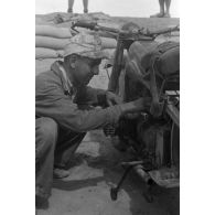 En Afrique, au sein d'une unité de maintenance (Werkstatt Kompanie), la maintenance de motocyclettes BMW qui semblent déjà bien éprouvées par le désert et les conditions climatiques.