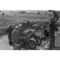 En Afrique, au sein d'une unité de maintenance (Werkstatt Kompanie), la maintenance de motocyclettes BMW qui semblent déjà bien éprouvées par le désert et les conditions climatiques.
