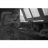 En Afrique, un camion atelier au sein d'une unité de maintenance (Werkstatt Kompanie).