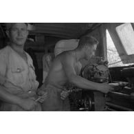 En Afrique, un camion atelier au sein d'une unité de maintenance (Werkstatt Kompanie).