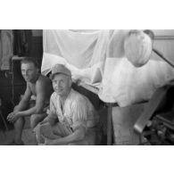 En Afrique, un gros plan sur une unité de maintenance (Werkstatt Kompanie) qui s'occupe des motocyclettes et des camions.