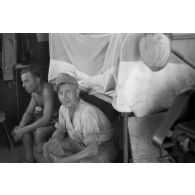 En Afrique, un gros plan sur une unité de maintenance (Werkstatt Kompanie) qui s'occupe des motocyclettes et des camions.