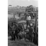 En Afrique, un gros plan sur une unité de maintenance (Werkstatt Kompanie) qui s'occupe des motocyclettes et des camions.