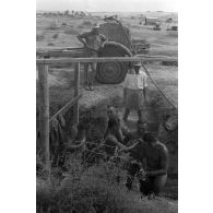 En Afrique, un gros plan sur une unité de maintenance (Werkstatt Kompanie) qui s'occupe des motocyclettes et des camions.