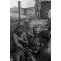 En Afrique, un gros plan sur une unité de maintenance (Werkstatt Kompanie) qui s'occupe des motocyclettes et des camions.