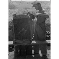 Réparation d'un radiateur de moteur de Horch.