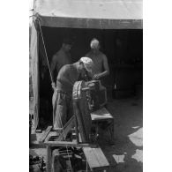 Réparation d'un radiateur de moteur de Horch.