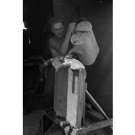 Réparation d'un radiateur de moteur de Horch.