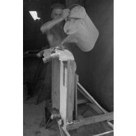 Réparation d'un radiateur de moteur de Horch.