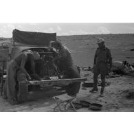 Maintenance d'un moteur de véhicule de la Luftwaffe, le trèfle pourrait correspondre à un véhicule de la 19e division de DCA de l'armée de l'air allemande  (19.FlaK-Division).