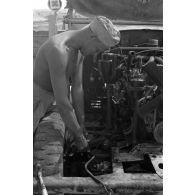 Maintenance d'un moteur de véhicule de la Luftwaffe, le trèfle pourrait correspondre à un véhicule de la 19e division de DCA de l'armée de l'air allemande  (19.FlaK-Division).