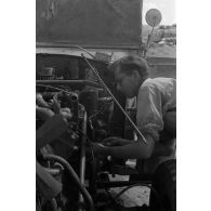 Maintenance d'un moteur de véhicule de la Luftwaffe, le trèfle pourrait correspondre à un véhicule de la 19e division de DCA de l'armée de l'air allemande  (19.FlaK-Division).