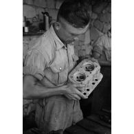 Maintenance de moteurs.