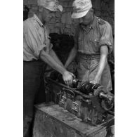 Maintenance de moteurs.