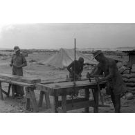 Un atelier de menuiserie.