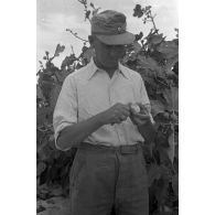 Pause déjeuner, un officier mange une figue.