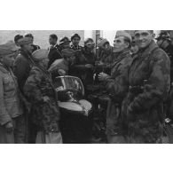 Des troupes aéroportées allemandes en poste à Tunis rencontrent des gendarmes tunisiens.