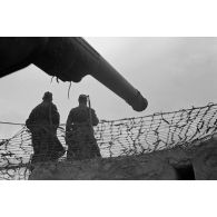 En Tunisie, des sentinelles allemandes surveillent un canon français.