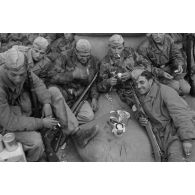 Des troupes aéroportées allemandes en poste à Tunis.