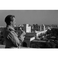 A Tunis, la diffusion de messages en langue arabe via un haut parleur ou l'enregistrement d'une émission radiodiffusée.