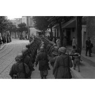 Dans les rues de Tunis, un défilé de troupes aéroportées allemandes.