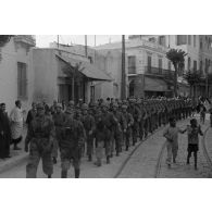 Dans les rues de Tunis, un défilé de troupes aéroportées allemandes.