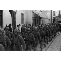 Dans les rues de Tunis, un défilé de troupes aéroportées allemandes.