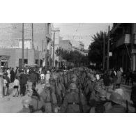 Dans les rues de Tunis, un défilé de troupes aéroportées allemandes.