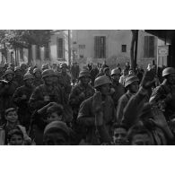 Dans les rues de Tunis, un défilé de troupes aéroportées allemandes.