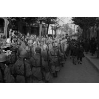 Dans les rues de Tunis, un défilé de troupes aéroportées allemandes.