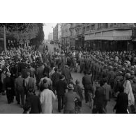 Dans les rues de Tunis, un défilé de troupes aéroportées allemandes.