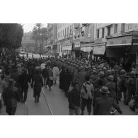 Dans les rues de Tunis, un défilé de troupes aéroportées allemandes.