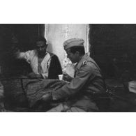 Un reporter de la 6e compagnie de propagande de l'armée de l'air dans le souk de Tunis.