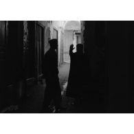 Un reporter de la 6e compagnie de propagande de l'armée de l'air dans le souk de Tunis.