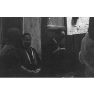 Un coiffeur-barbier dans le souk de Tunis.