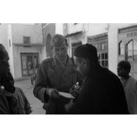 Un reporter de la 6e compagnie de propagande de l'armée de l'air dans le souk de Tunis.