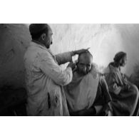 Un coiffeur-barbier dans le souk de Tunis.