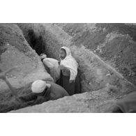 Dans la périphérie directe de Tunis, l'édification de tranchées défensives par la population tunisienne.