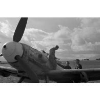 Le lieutenant Oblt. Fritz Dinger, Staffelkapitän du 4./JG 53 devant le «Schwarzes 8 »  du Lt. Siegfried Beer, du 2./JG53.