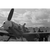 Le lieutenant Oblt. Fritz Dinger, Staffelkapitän du 4./JG 53 devant le «Schwarzes 8 »  du Lt. Siegfried Beer, du 2./JG53.