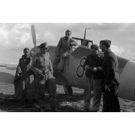 Le lieutenant Oblt. Fritz Dinger, Staffelkapitän du 4./JG 53 devant le «Schwarzes 8 »  du Lt. Siegfried Beer, du 2./JG53.