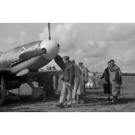 Le lieutenant Oblt. Fritz Dinger, Staffelkapitän du 4./JG 53 devant le «Schwarzes 8 »  du Lt. Siegfried Beer, du 2./JG53.